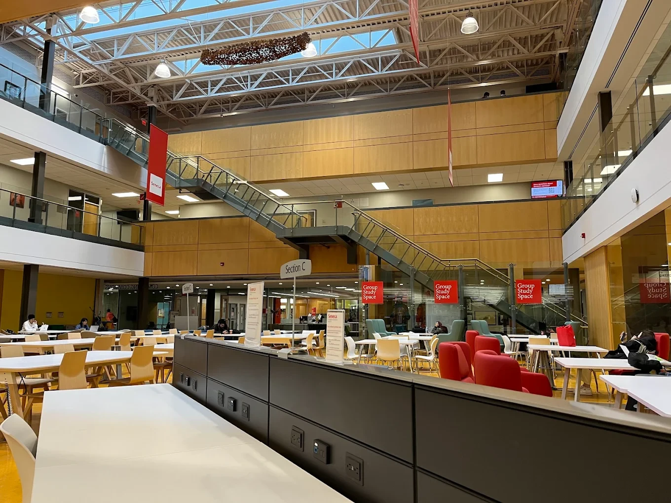 Seneca Polytechnic - Newnham Campus